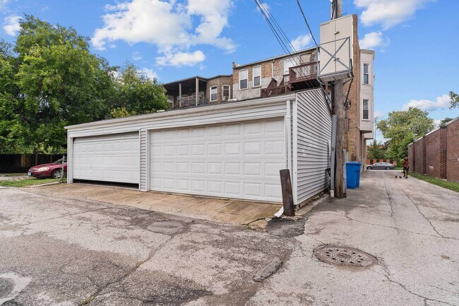 Building Photo - 735 E 50th St