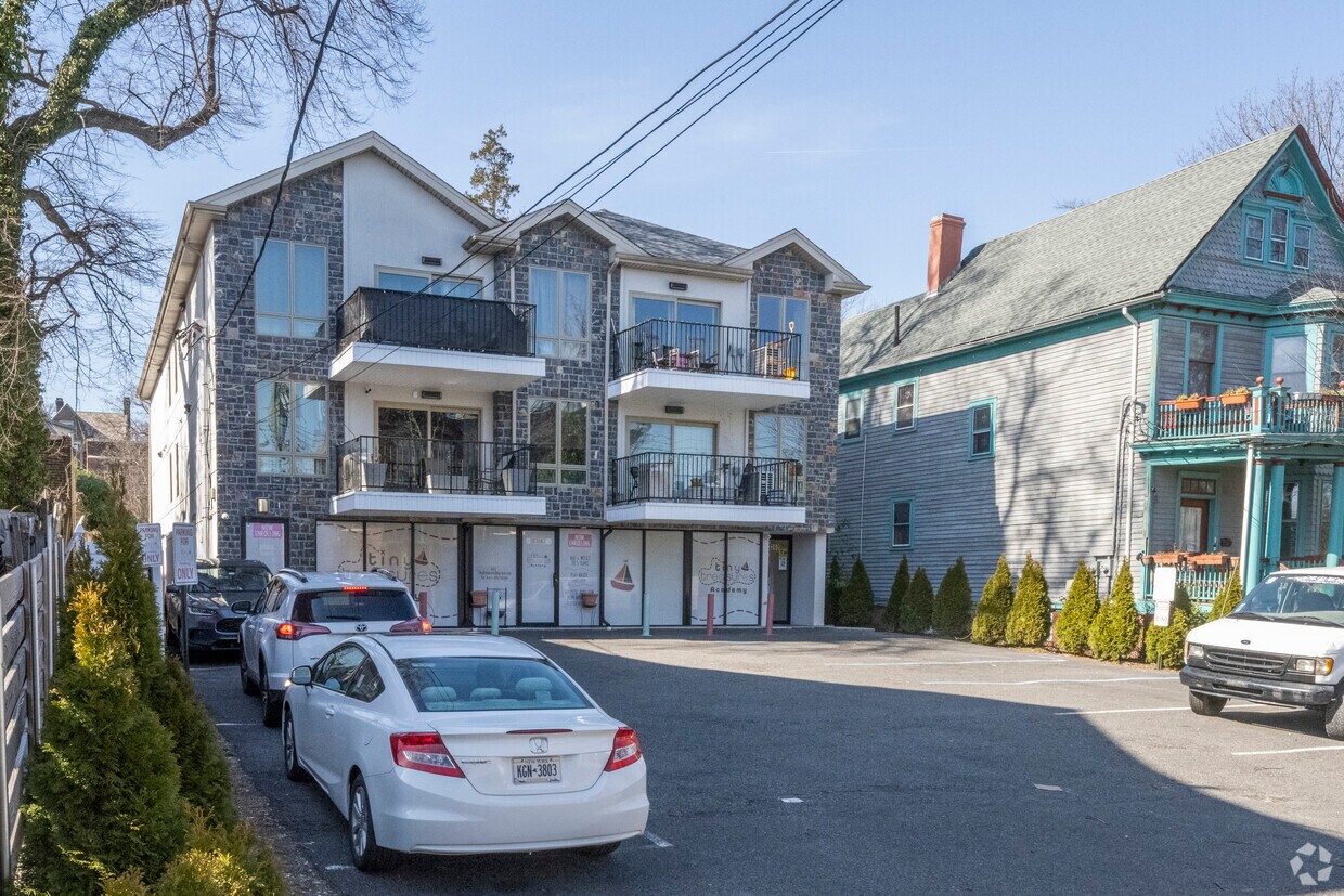 Building Photo - 360 Van Duzer St