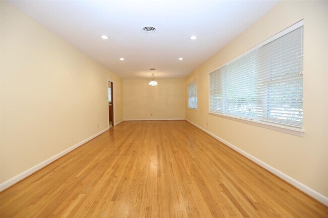 Building Photo - Wonderful mid century one story home, rece...