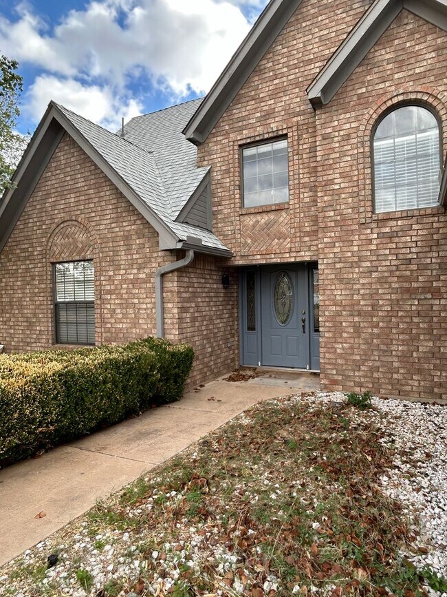 Building Photo - 4-bedroom AVAILABLE NOW in the BISHOP SCHO...