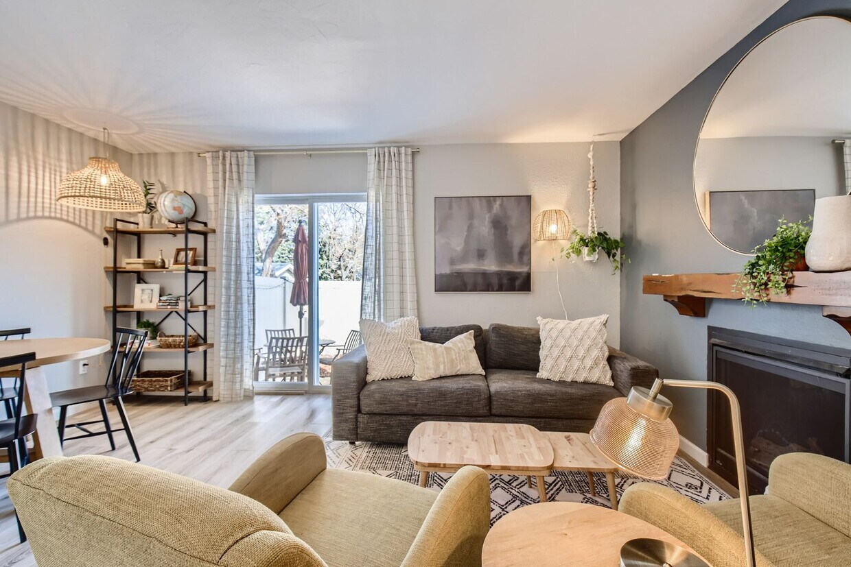 Corner Unit 2 BDR / 2.5 BA Townhome - Corner Unit 2 BDR / 2.5 BA Townhome