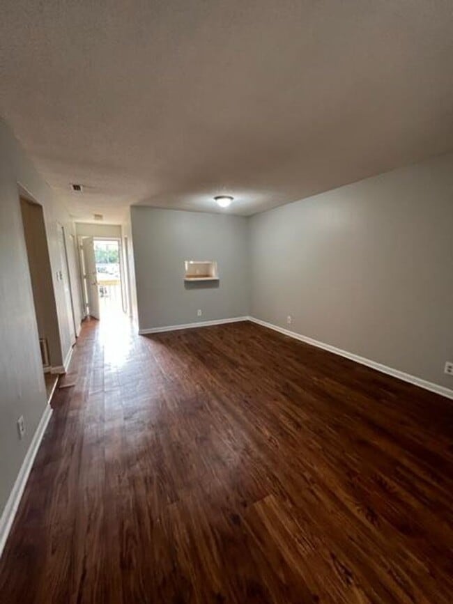 Building Photo - 2 Bedroom/1 Bath Apartment located in Hahi...
