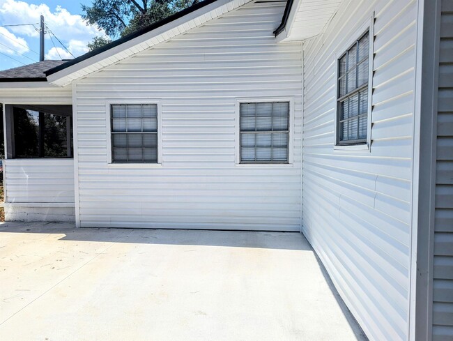 Building Photo - 1706 Saxon St