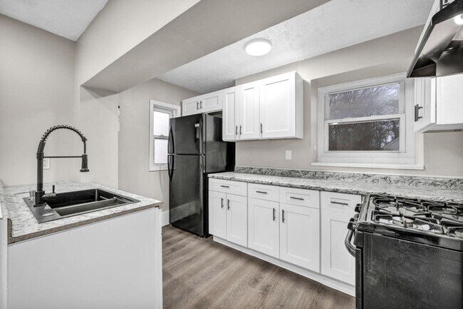 Foto del edificio - 10920 Granger Rd