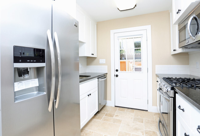 Kitchen - Kempwood Place Townhomes