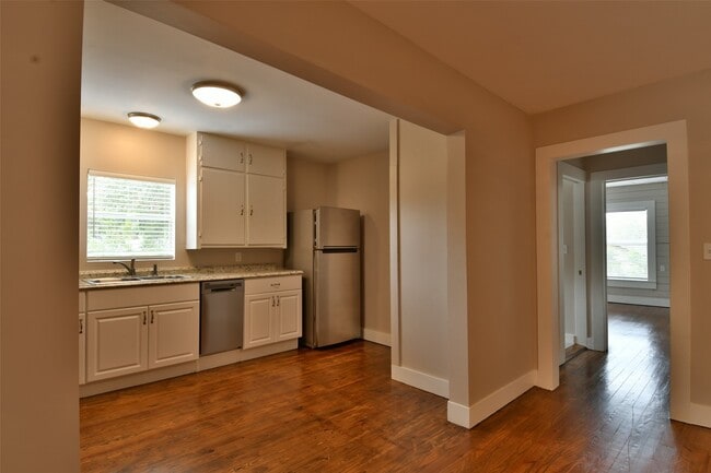 Building Photo - 409 E Austin St