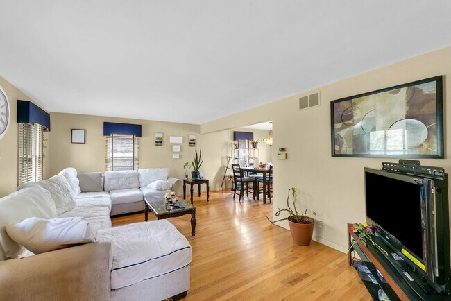 Foto del edificio - 3 Bedroom Home Located Near Shopping, Dini...