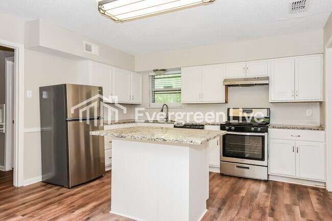 Building Photo - 3504 Hilton Dr