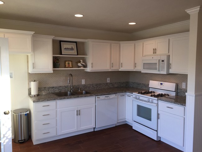 Cocina remodelada. Microondas, lavavajillas, refrigerador. - 820 Alabama St