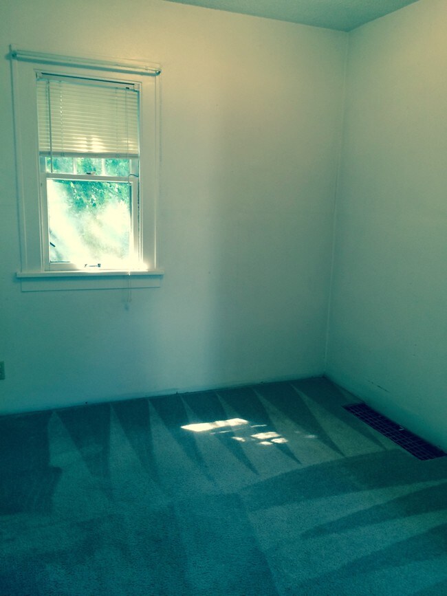 bedroom - 412 N Mandan St