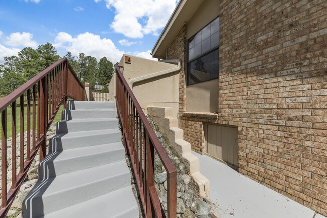 Building Photo - 101 Racquet Dr