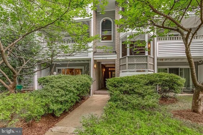 Building Photo - This bright and spacious 2-bedroom, 2-bath...