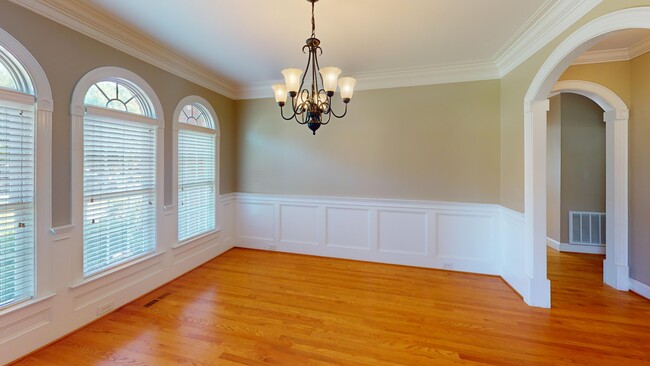 Building Photo - 2140 Rossmore Rd