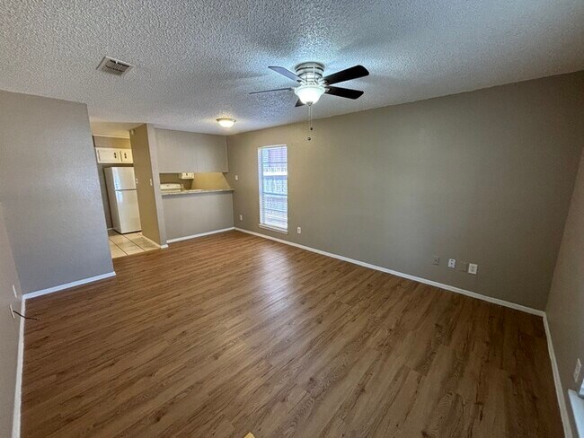 Foto del edificio - 1 bed 1 bath duplex unit, private backyard...