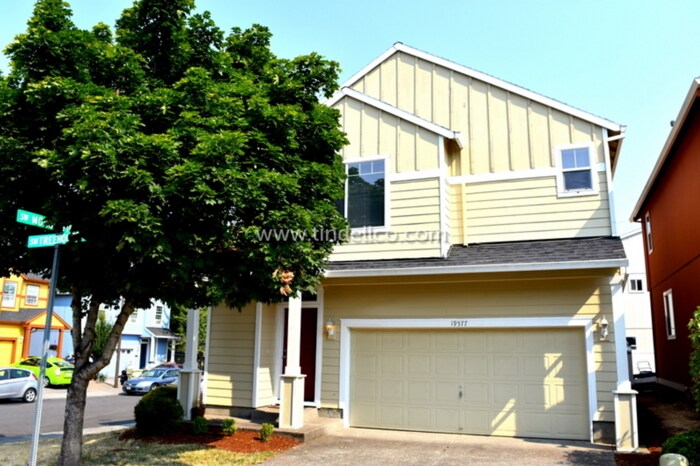 Primary Photo - Spacious 4 Bedroom, 2.5 bathroom home Loca...