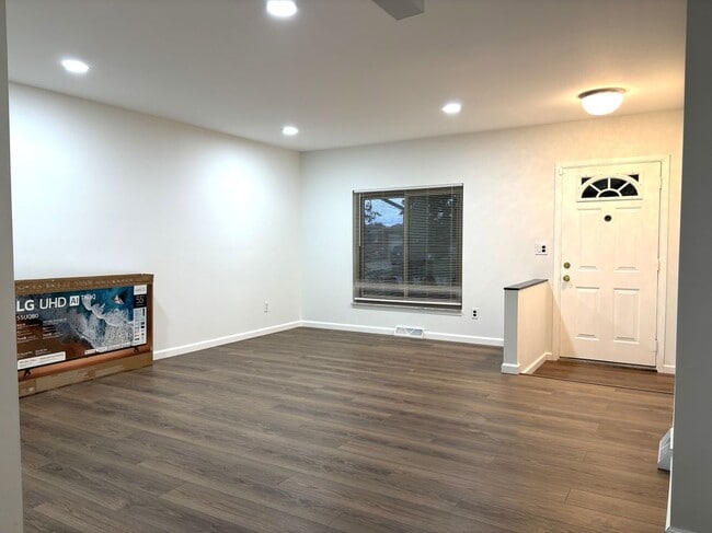 Building Photo - 3559 Janet Dr