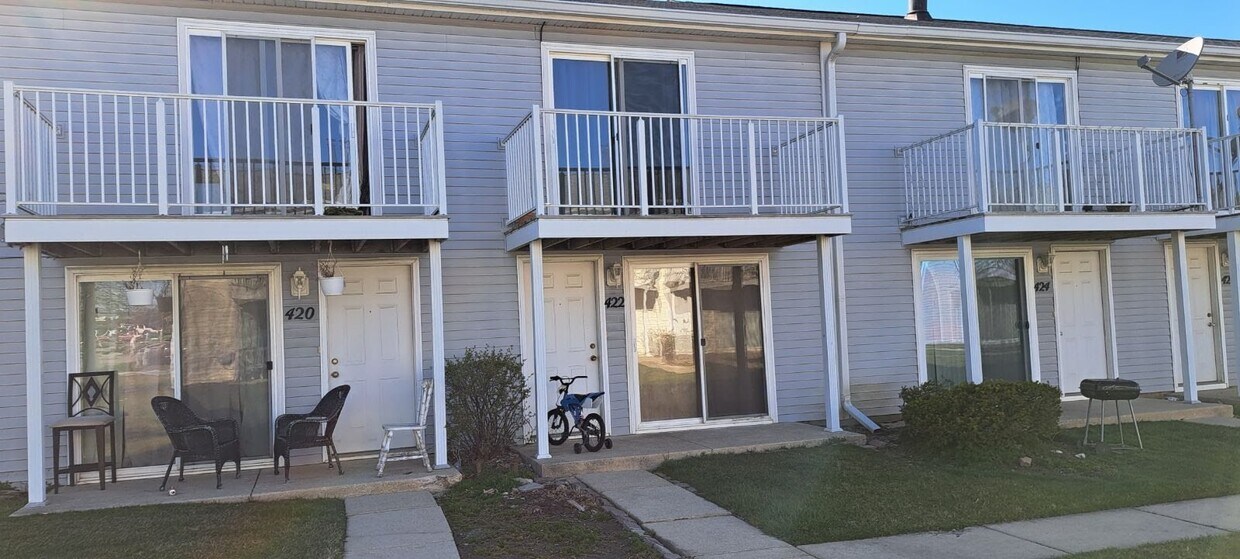 422 Meadow Green Ln, Round Lake Beach, IL 60073 Townhome Rentals in