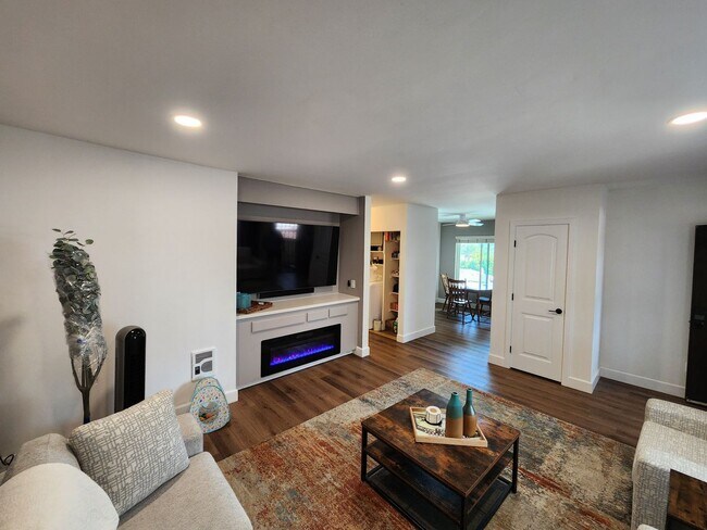 Building Photo - Completely Remodeled 3rd Floor Top Unit with Bay Views