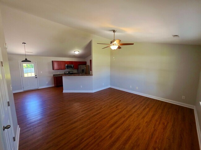 Foto del edificio - 3 BR, 2 BA home available in Hubert
