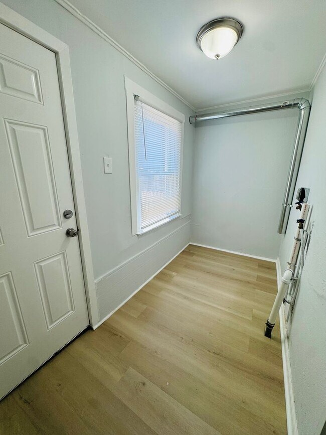 Building Photo - Renovated 3bd/1bth House with Rear yard!! ...