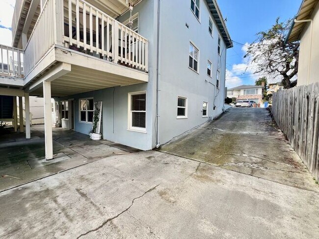 Building Photo - 2 bedroom 1 bath apartment in Downtown Monterey!