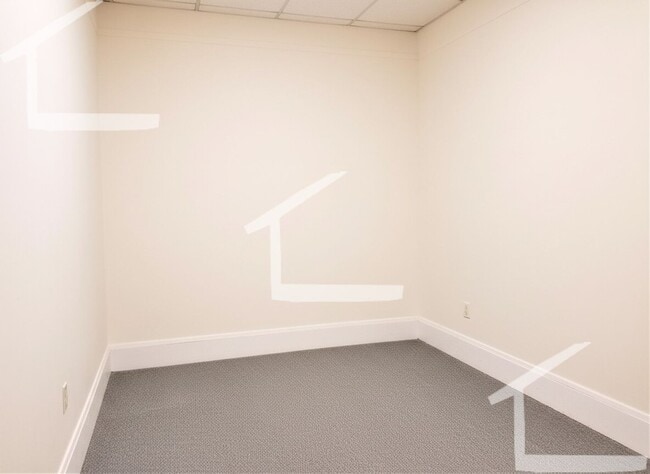 Building Photo - 3BR 1Bth unit. Heat/Hot Water included. Great location!