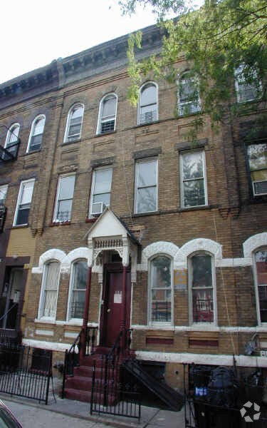 Foto principal - 190 Schaefer St