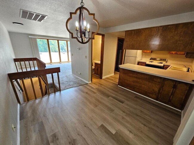 Building Photo - 2 bedroom 1.5 bath. Downtown Townhome Clos...
