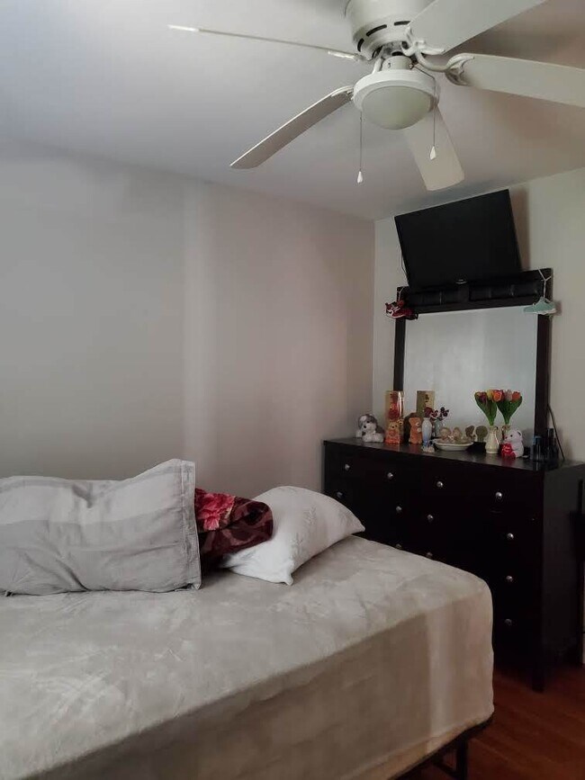Building Photo - Welcome to your cozy oasis in Price Hill!