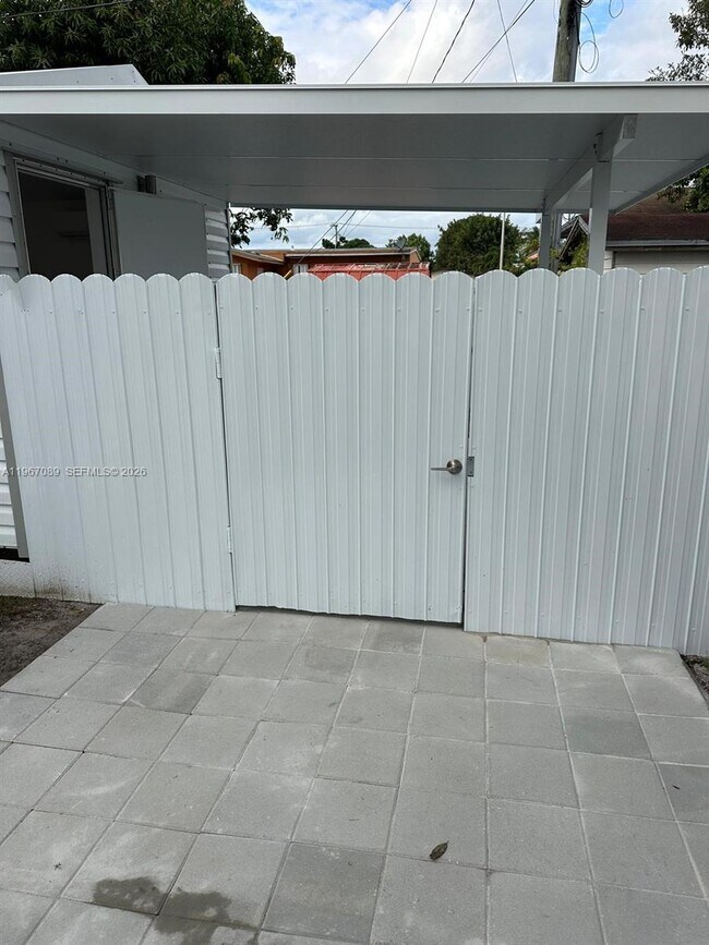 Foto del edificio - 235 W 16th St