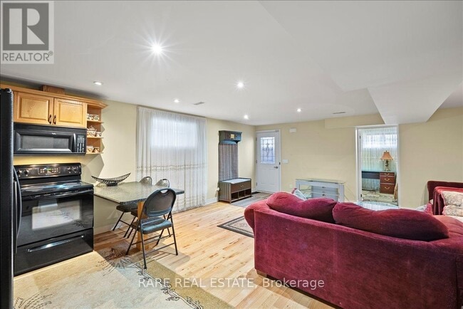 Building Photo - 40 Lloyd George Ave