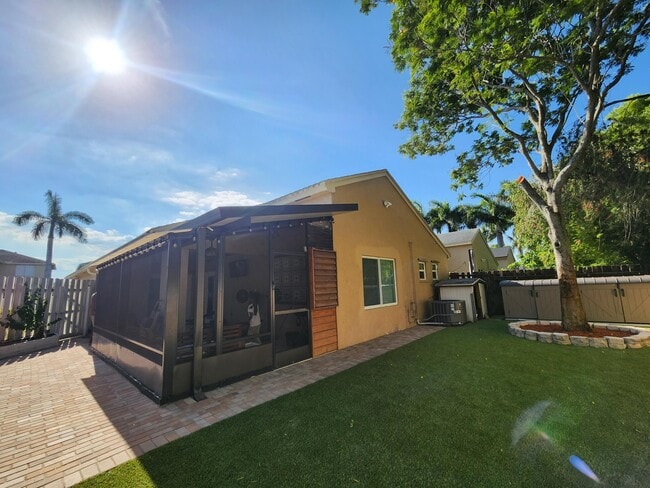 Foto del edificio - 250 E Riverbend Dr