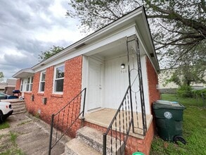 Building Photo - 900 E Rose Dr