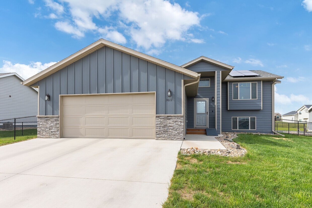 Foto principal - 4 BED | 3 BATH | DOUBLE GARAGE | RAPID VALLEY