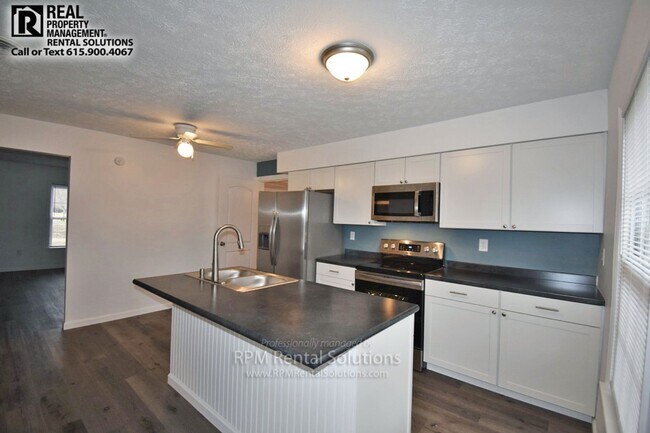 Building Photo - Gorgeous remodeled 3BR/2BA duplex, minutes...