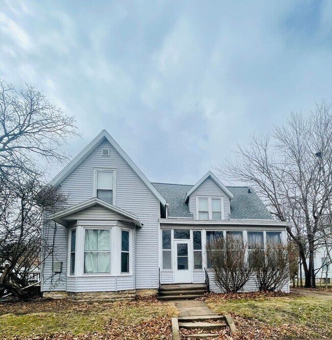 Building Photo - 2 Bedroom, 1 Bathroom apartment in great C...