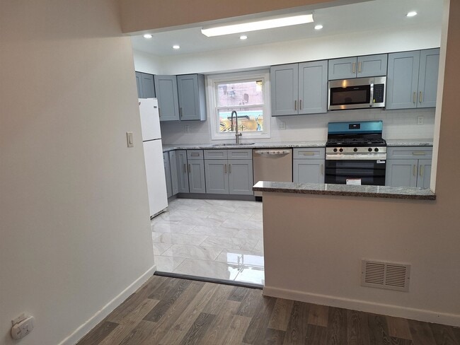 Building Photo - 169 W 51st St