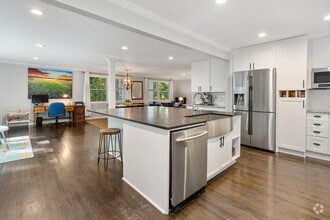Building Photo - 486 Lakeshore Dr NE