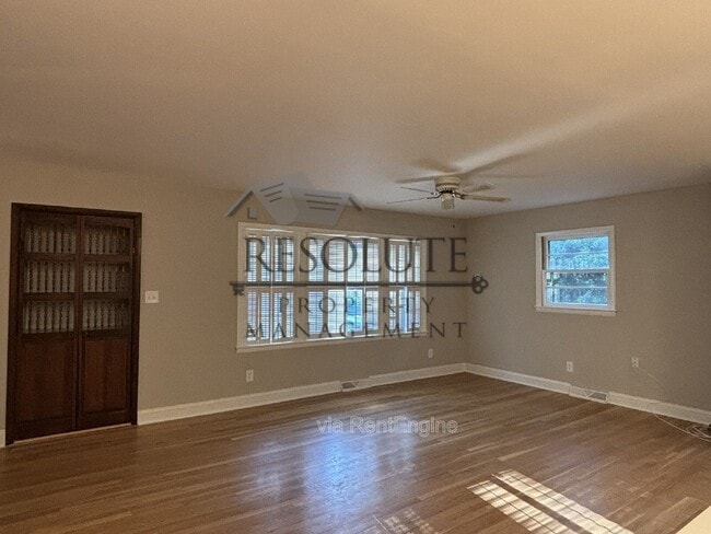 Foto del edificio - 4812 Radcliff Rd