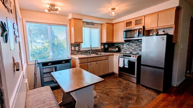 Building Photo - 1152 SW Southmayd Ln