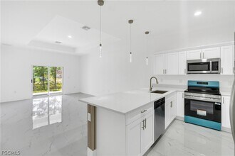 Building Photo - 724 Lamar St E