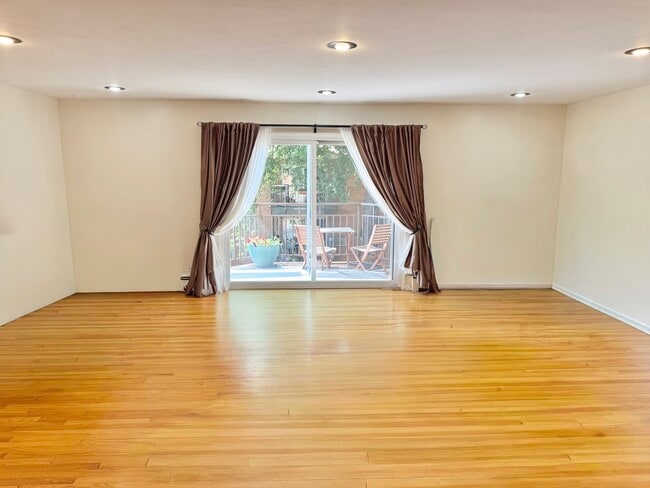 Building Photo - 1529 W Farwell Ave