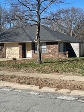 Building Photo - 502 SE Lee Haven Dr