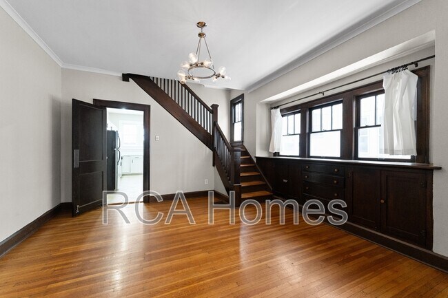 Building Photo - 4704 Broadway St