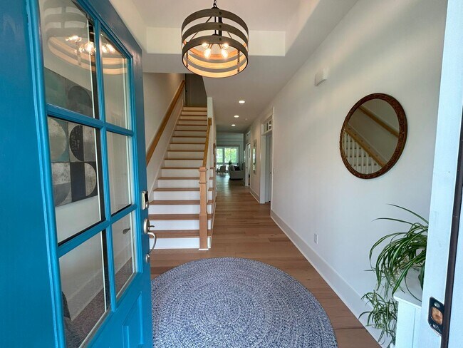Foto del edificio - Beautifully appointed furnished 4 bedroom ...