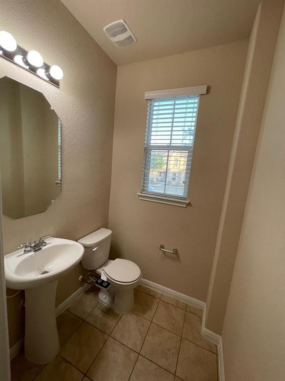Building Photo - 404 Crater Lake Dr
