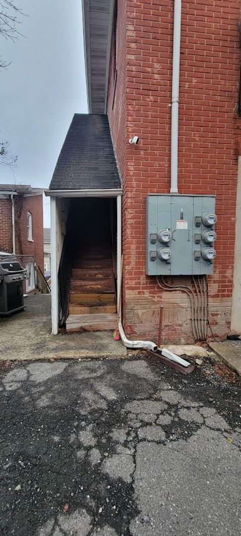 Building Photo - 154 Garibaldi Ave