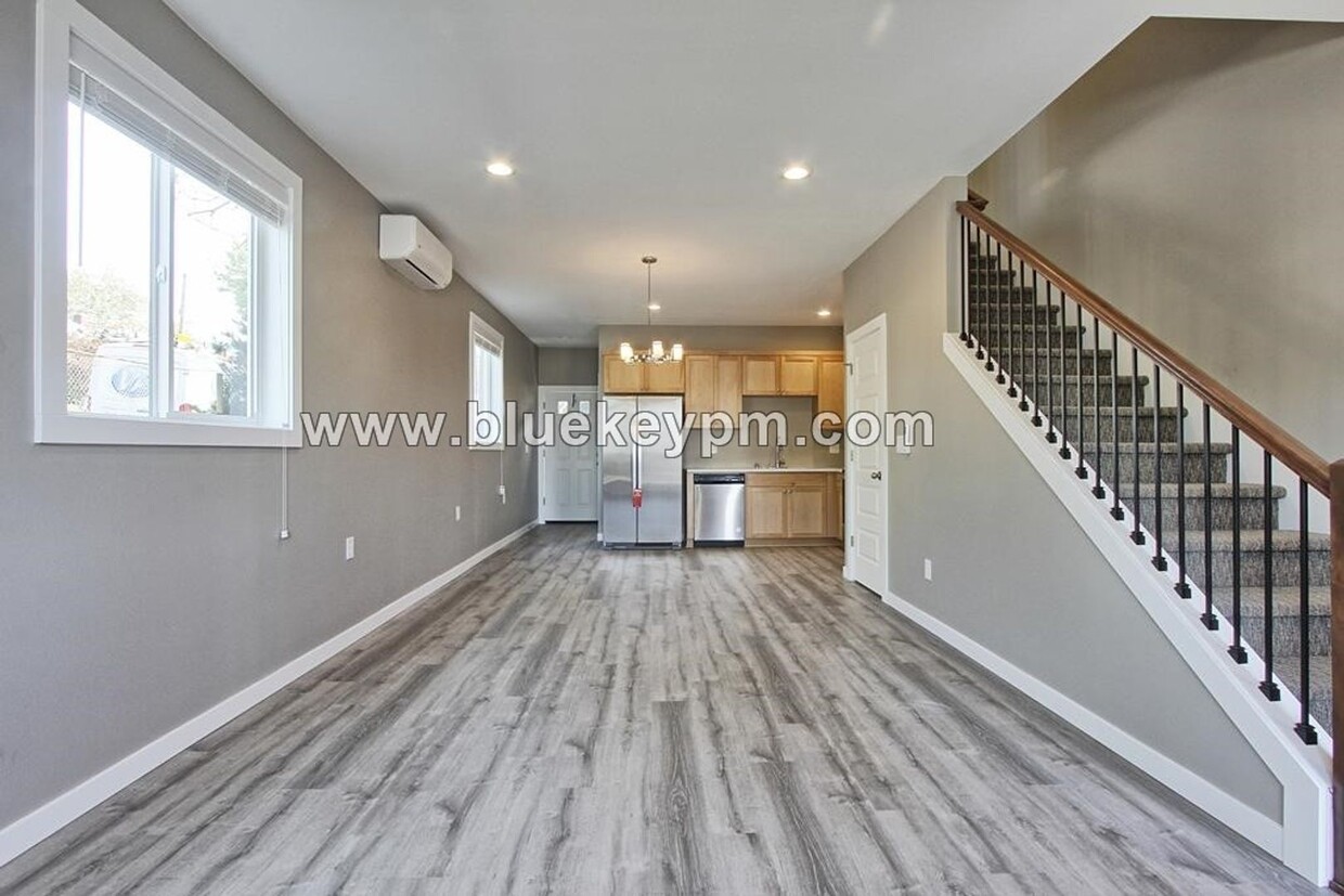 Foto principal - 2 Bed, 2.5 Bath Uptown Townhouse