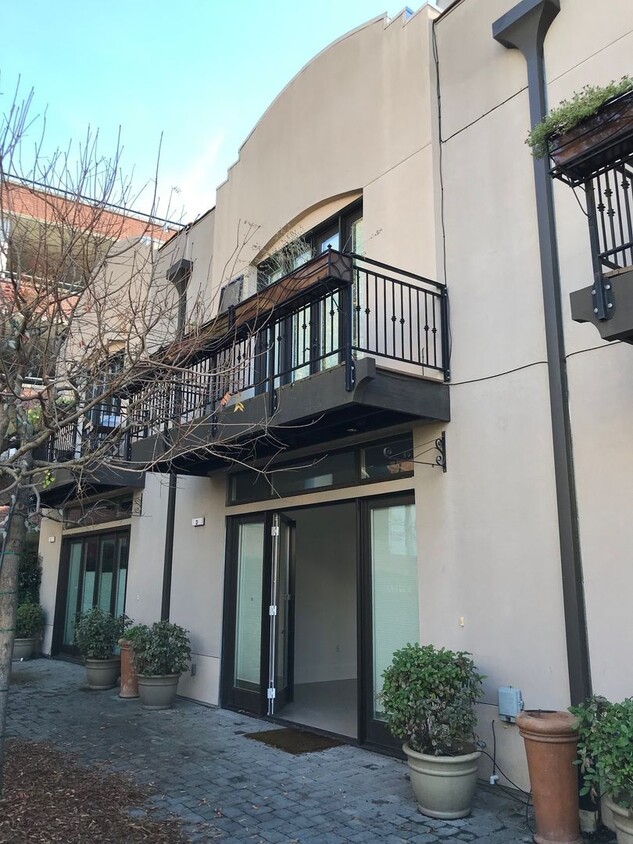Primary Photo - 2 Bedroom 2 bath Downtown Unit with $500 O...