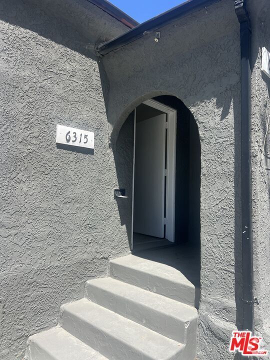 Building Photo - 6315 S Victoria Ave